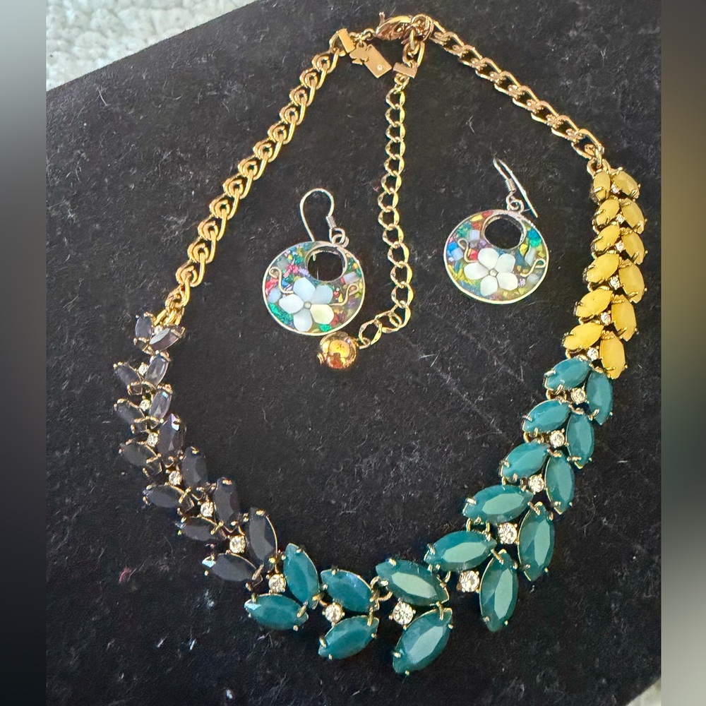 Kate Spade. EUC. Unique and stunning statement necklace. 4in adjustable.